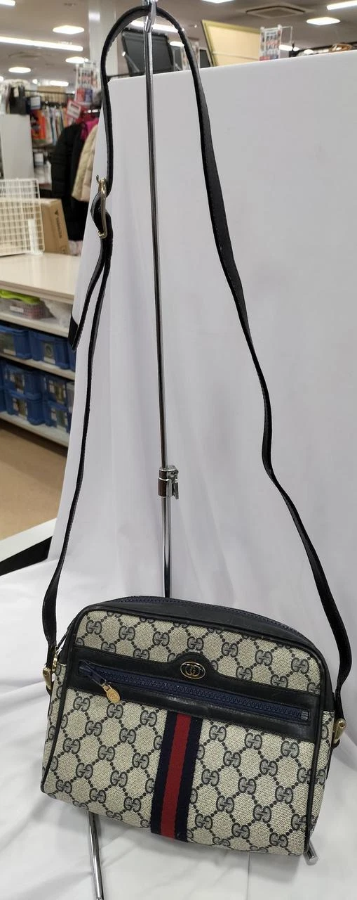 Sac à bandoulière GUCCI GG Supreme Sherry Line, usure et taches, design iconique