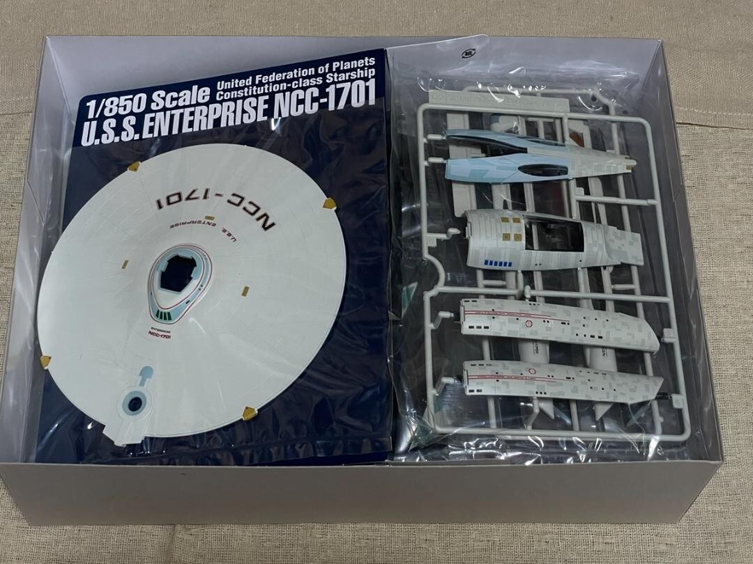Star Trek U.S.S. Enterprise NCC-1701 1:850 1/850 Scale Plastic