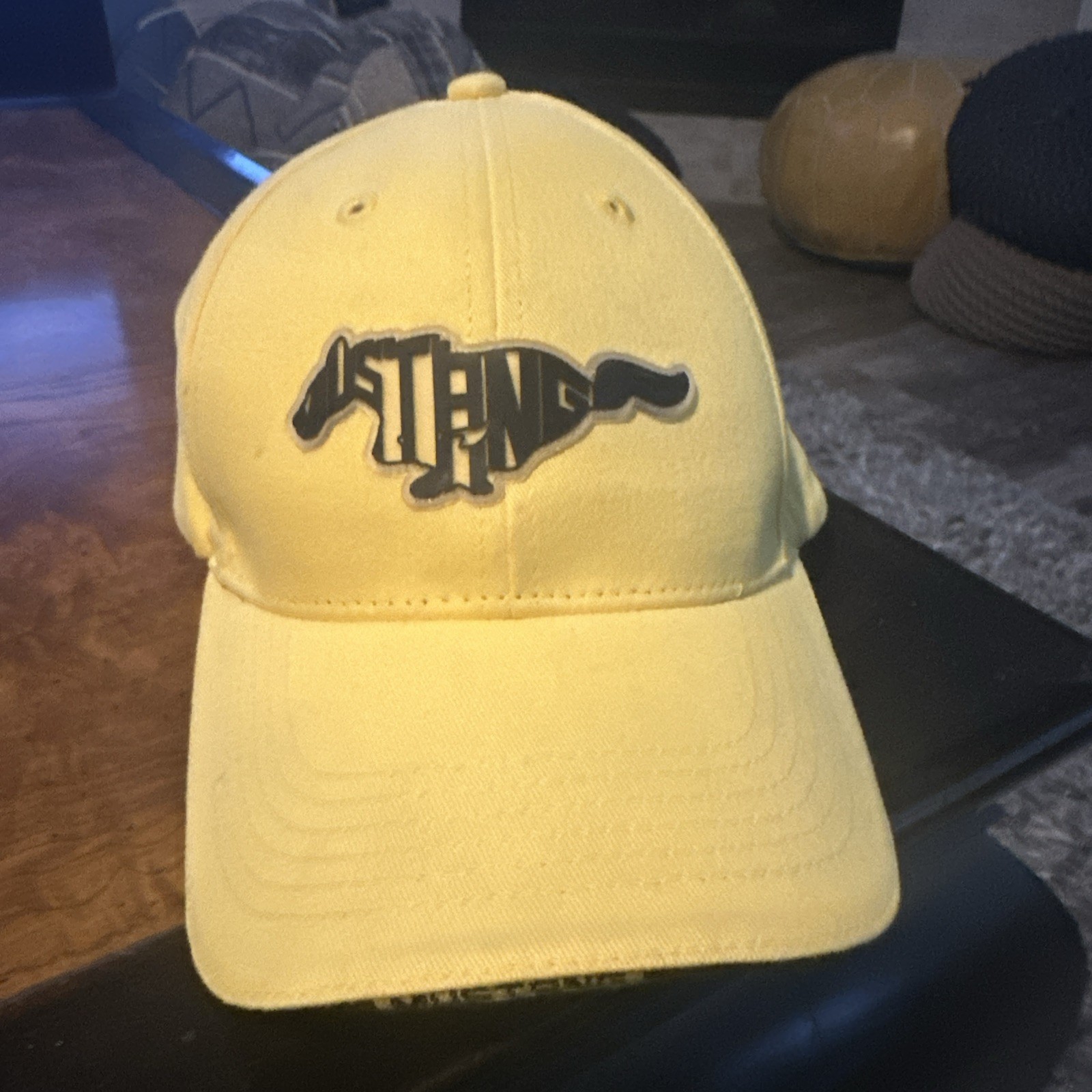 Cappello Berretto Ufficiale Ford Mustang Giallo e Nero con Logo Emblema Griglia Pony Nera