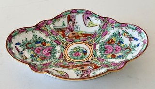 Antique Chinese Export Porcelain Famille Rose Medallion Scalloped Oval Bowl