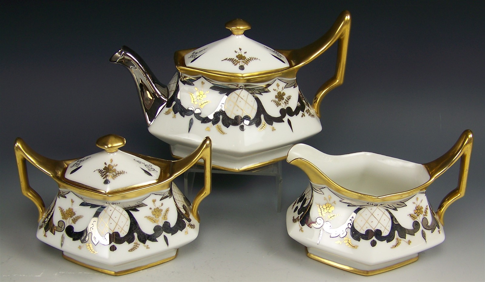 STOUFFER LIMOGES PLATINUM SCROLLS WITH GOLD LATTICE TEA SET ARTIST