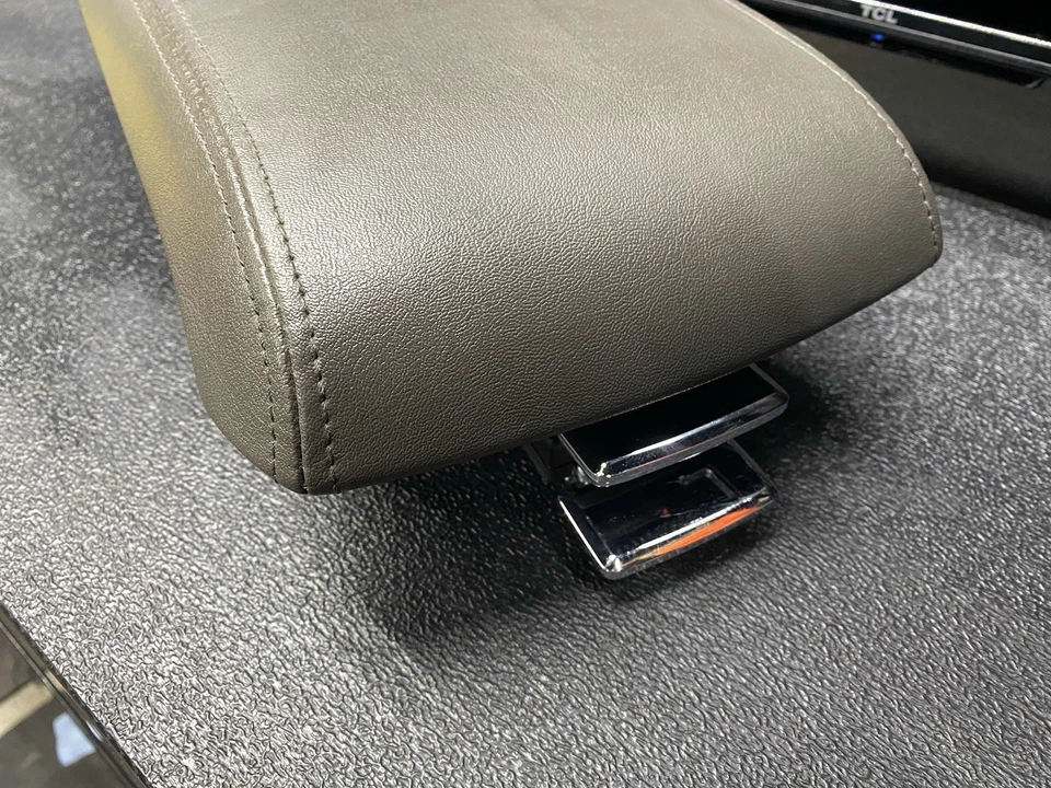 Подлокотник с двойной крышкой для хранения на центральной консоли Lincoln MKX 2007-2010 годов выпуска - Изображение 4 из 4