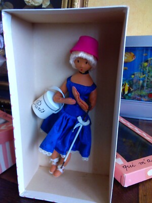 ancienne poupee de peynet en parisienne