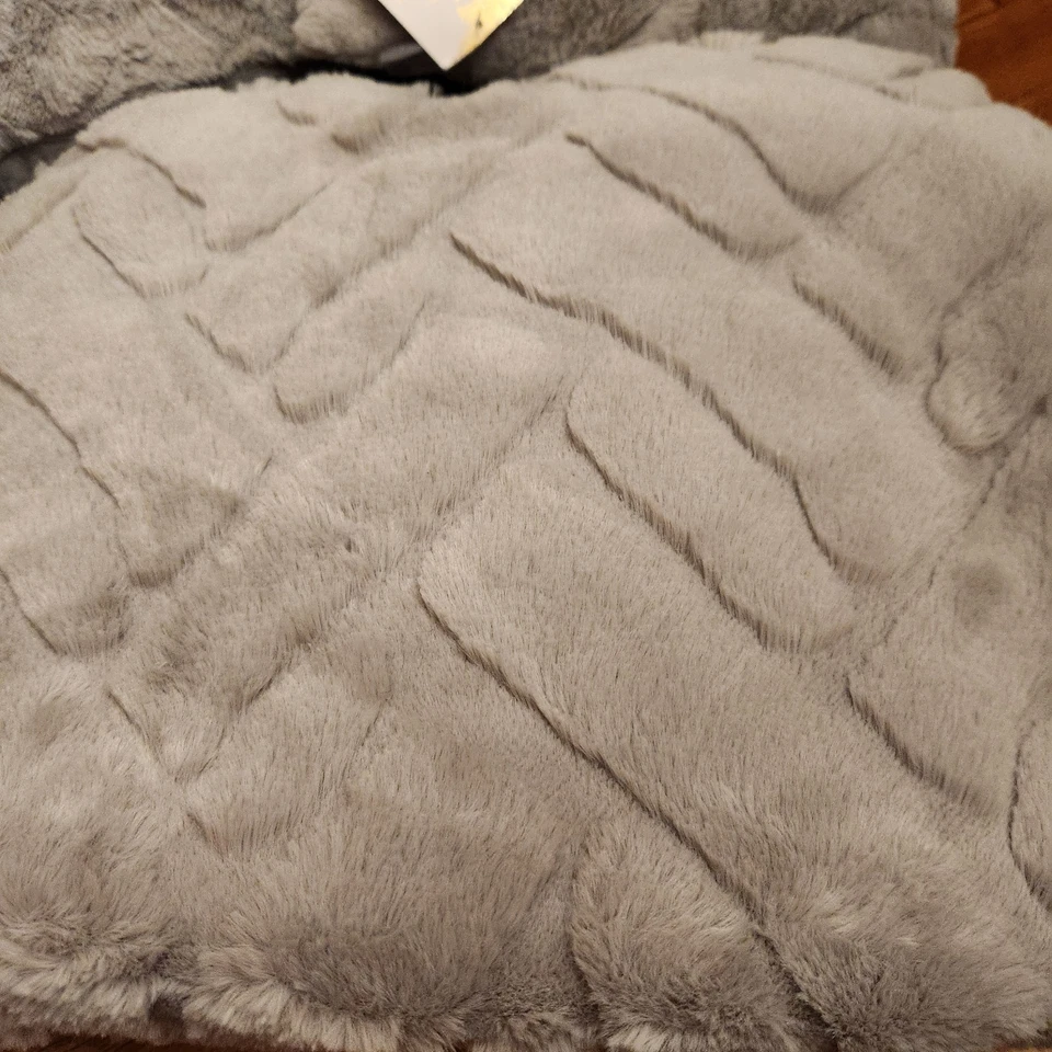 NUEVO EN CAJA Manta Aviva Stanoff 2 Almohadas Piel Esculturada Lujo Terciopelo LT Gris Foto 2 de 4