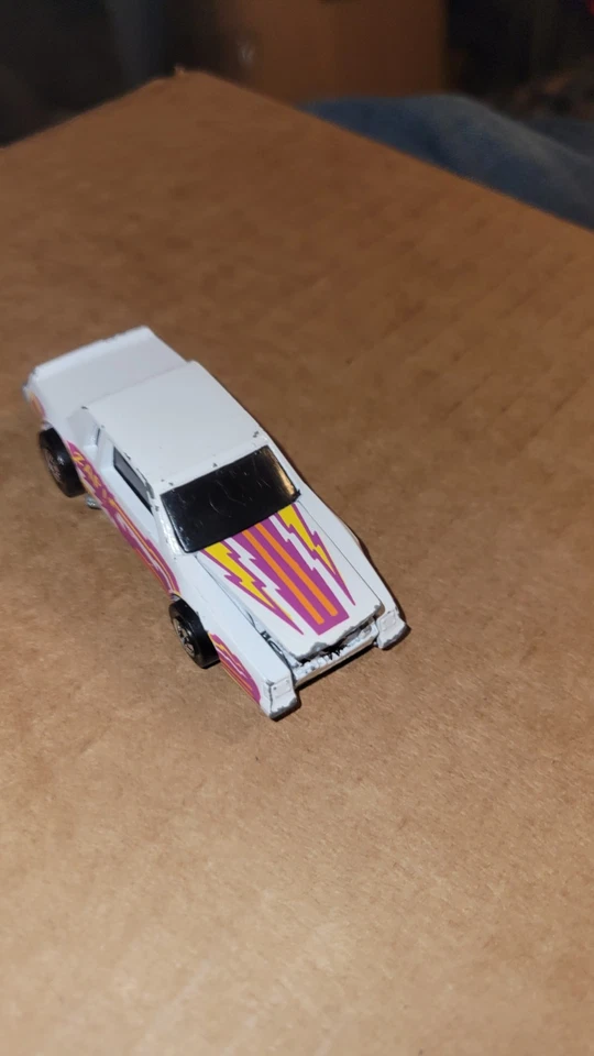 De colección Hot Wheels Crack Ups - KNOCKER STOCKER - BUICK REGAL (BLANCO) Foto 3 de 4