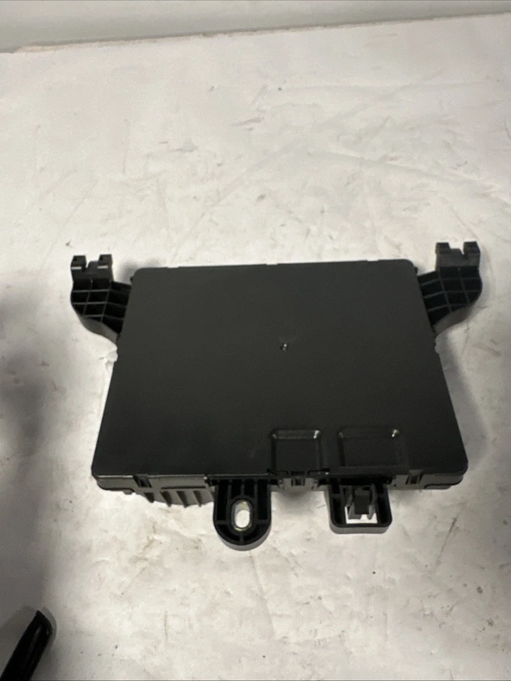 2010-2011 Buick LaCrosse Fuse Box Relay Junction Unit OEM 25901661_04 - Imagem 3 de 3