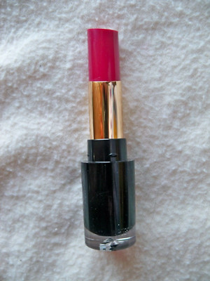 REVELON SUPER LUSTROUS GLASS SHINE LIPSTICK  004 ''CHERRIES IN THE SNOW''  NWOB