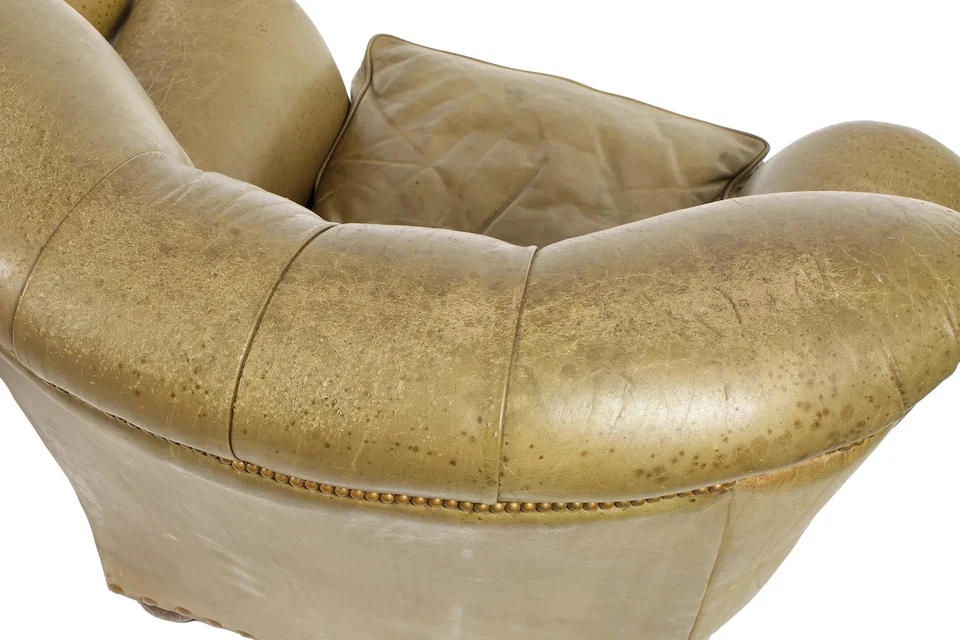 Par de sillas de club vintage de cuero acolchado verde musgo Foto 3 de 4