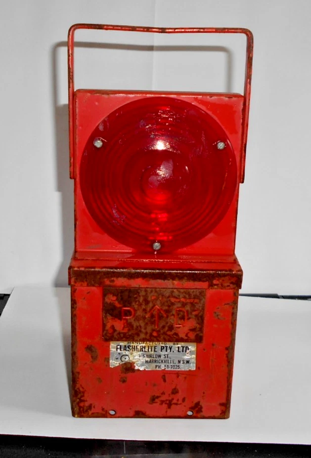 VINTAGE 1970s FLASHERLITE RAILWAY ROAD & MILITARY DANGER LAMP BATTERY OPERATED - image 3 of 4