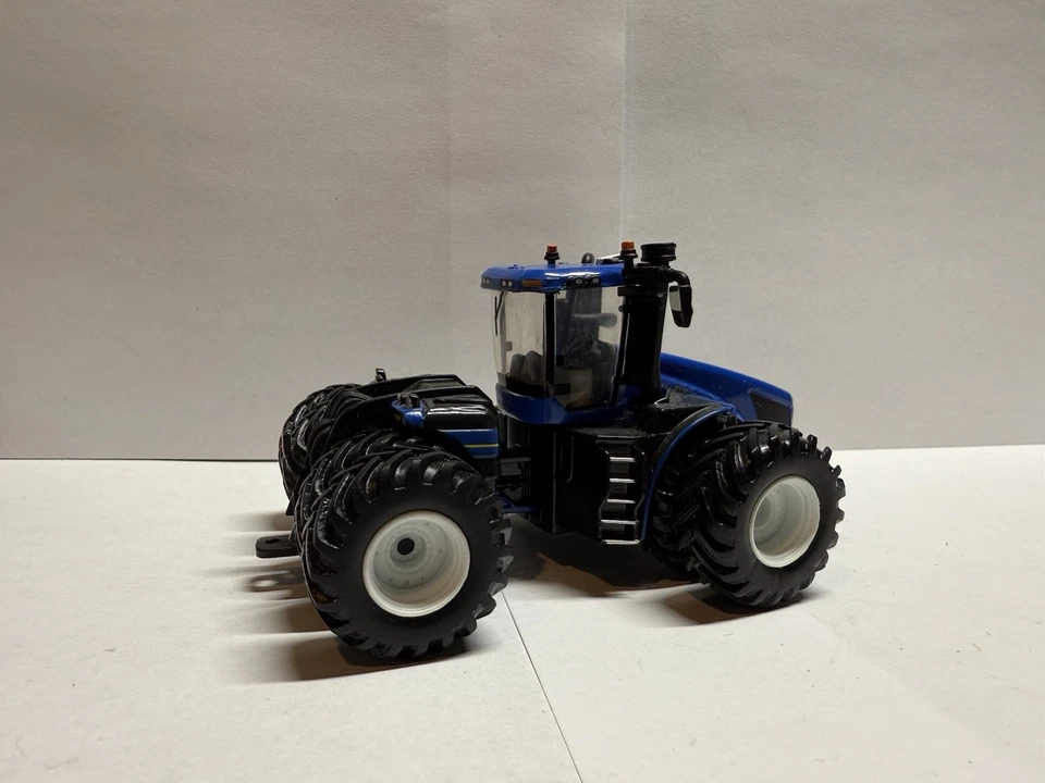 ERTL New Holland T9.700 Prestige Collection Blue Tractor 1:64 Scale - Image 4 of 4