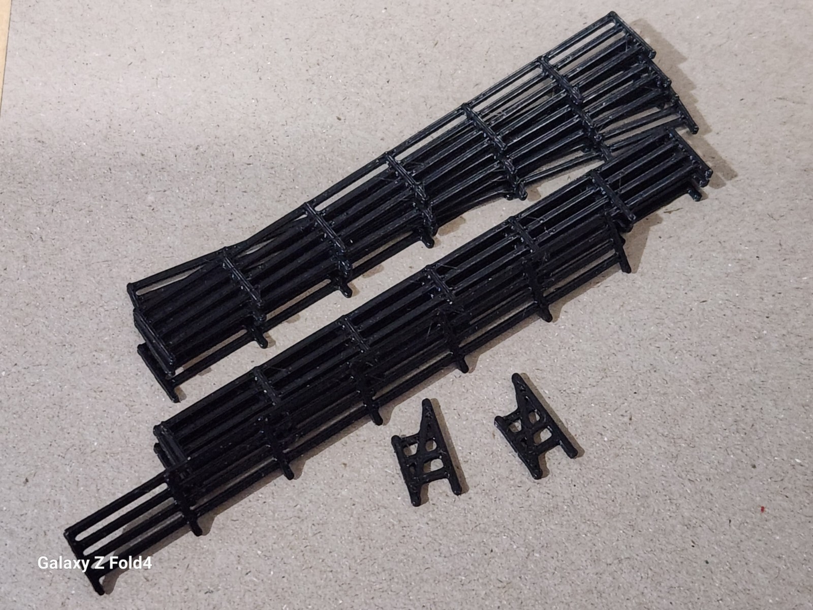 50 Pack of Mixed Colour Fencing Railings N Gauge 1148 Scale Model