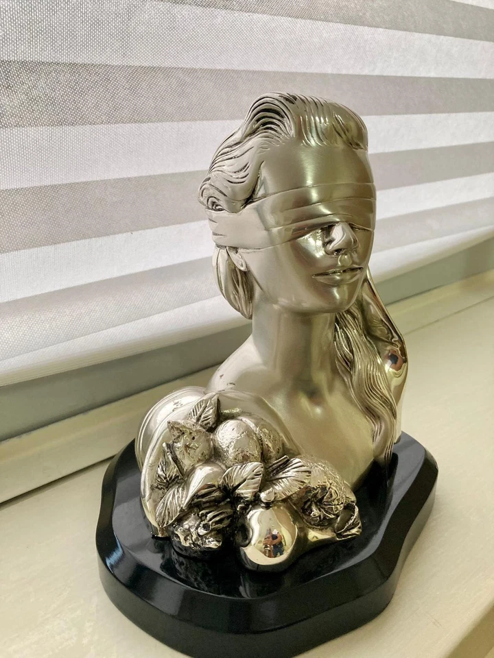 Dea bendata busto rivestito d'argento 925 satinato scultura alt. 20cm larg.20 - Immagine 2 di 2