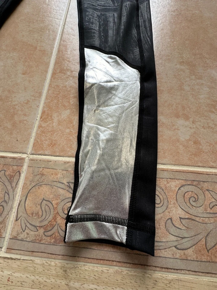 ¡Usado dos veces! Legging ALALA negro con pinceladas y plateado talla XS Foto 4 de 4