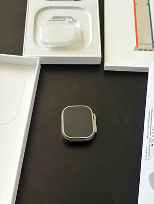 Apple Watch Ultra 2 49 mm Titan Silber MRF23FD/A grünes Gummiarmband