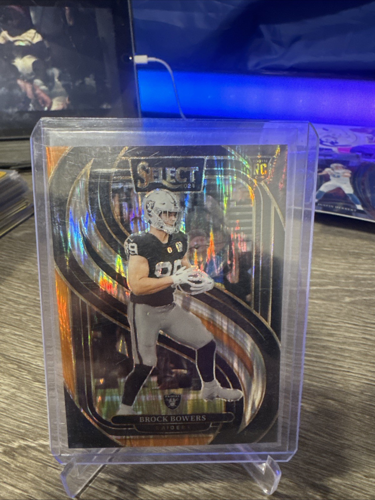 2024 Panini Select - Premier Level Brock Bowers #118 Black & Orange Shock Prizm