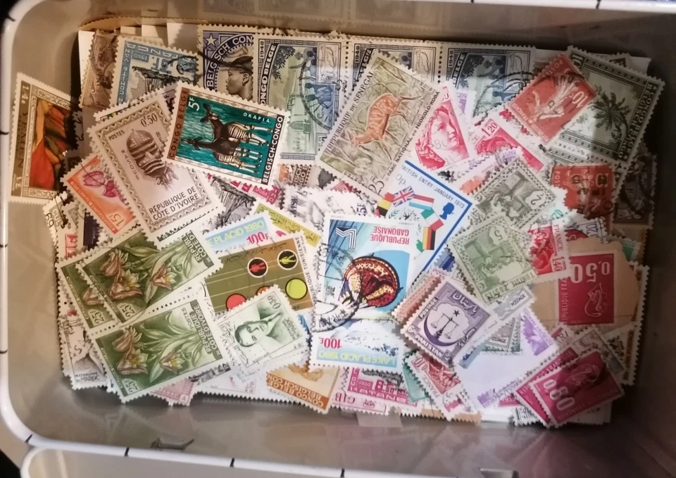 Une boîte à sucre pleine de timbres a trier voir description  + un viel album - Photo 4/4