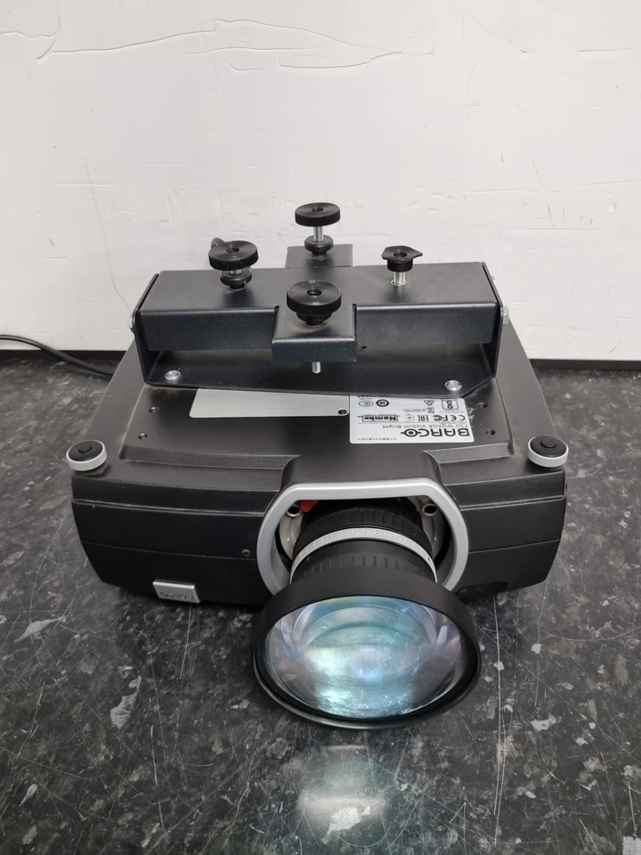 Proyector de alta resolución 3D brillante BARCO F50 WQXGA VIZSIM - Lente Barco EN56 - Imagen 2 de 4