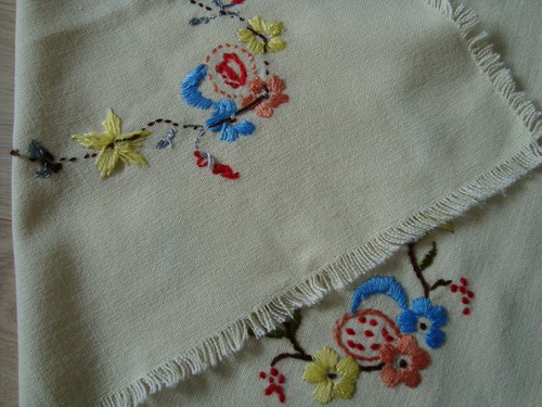 Vintage handbestickte Leinen Tischdecke Tischläufer mit Blumen & Ostereiern - Bild 10 von 11