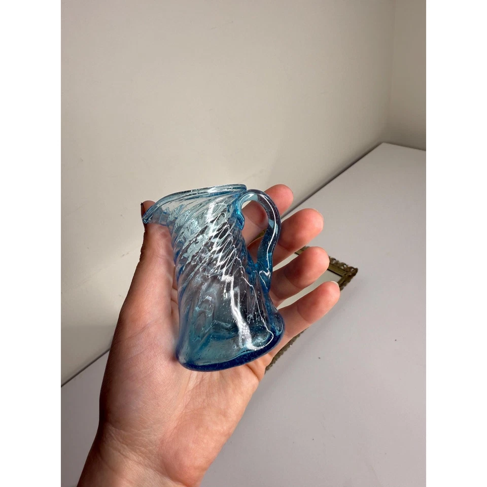 Jarra crema óptica remolinada vintage de vidrio azul cielo Foto 3 de 4