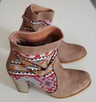 BOTTINES BOTTES FEMME EN DAIM et TISSUS à MOTIFS POINTURE 39 TALON 8 cm - Photo 1/3