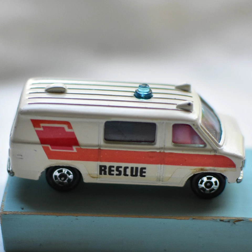 Ambulancia Chevrolet Chevy Van Serie Coche Extranjero Tomica De Colección - Hecha en Japón Foto 2 de 4