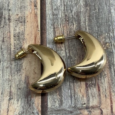 Pierced modernist gold tone crescent comma shaped tear drop earrings 