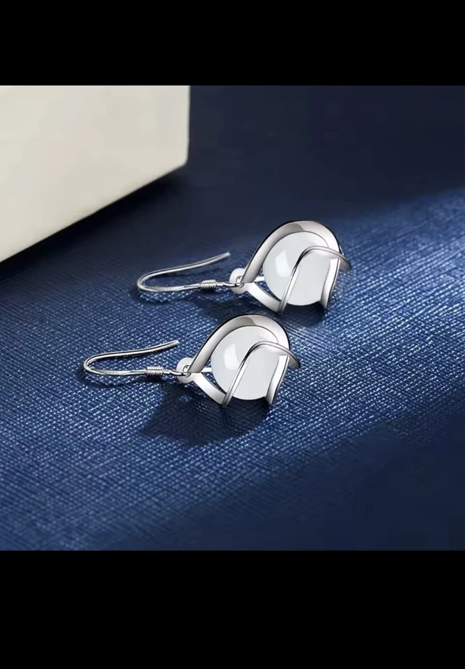 ORECCHINI PENDENTI CON PIETRA BIANCO GHIACCIO - Immagine 3 di 4