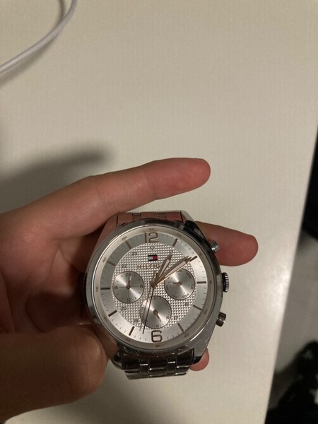 reloj tommy hilfiger hombre plateado, con eslabones a parte para aumentar talla.