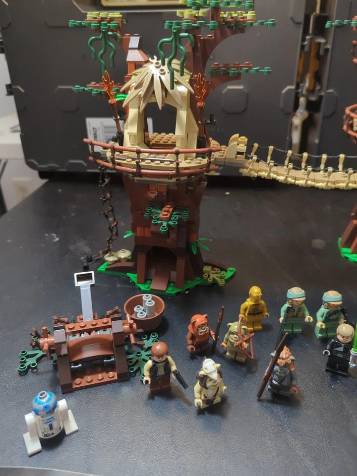 LEGO Star Wars: Ewok Village (10236) Usado *Marrón Frágil** Ver Nota Foto 2 de 4