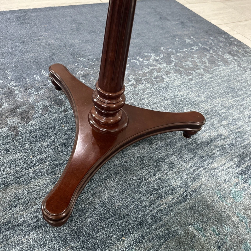 "Mesa auxiliar vintage Bombay 1994 vino nogal 27""x23""" Foto 3 de 4