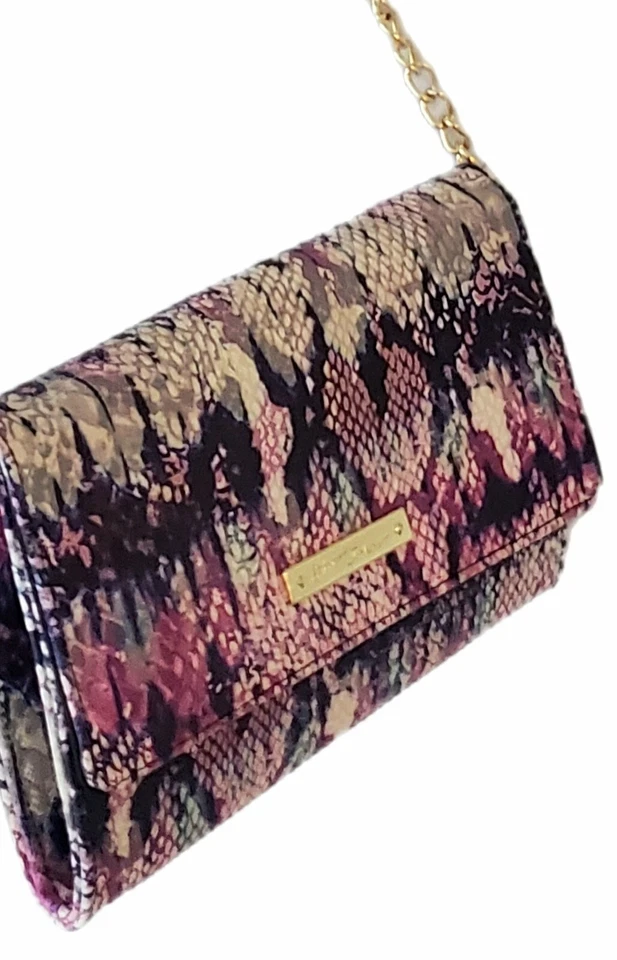 Bolso sin asas bandolera Betsey Johnson púrpura imitación piel de serpiente con correa de cadena Foto 3 de 4