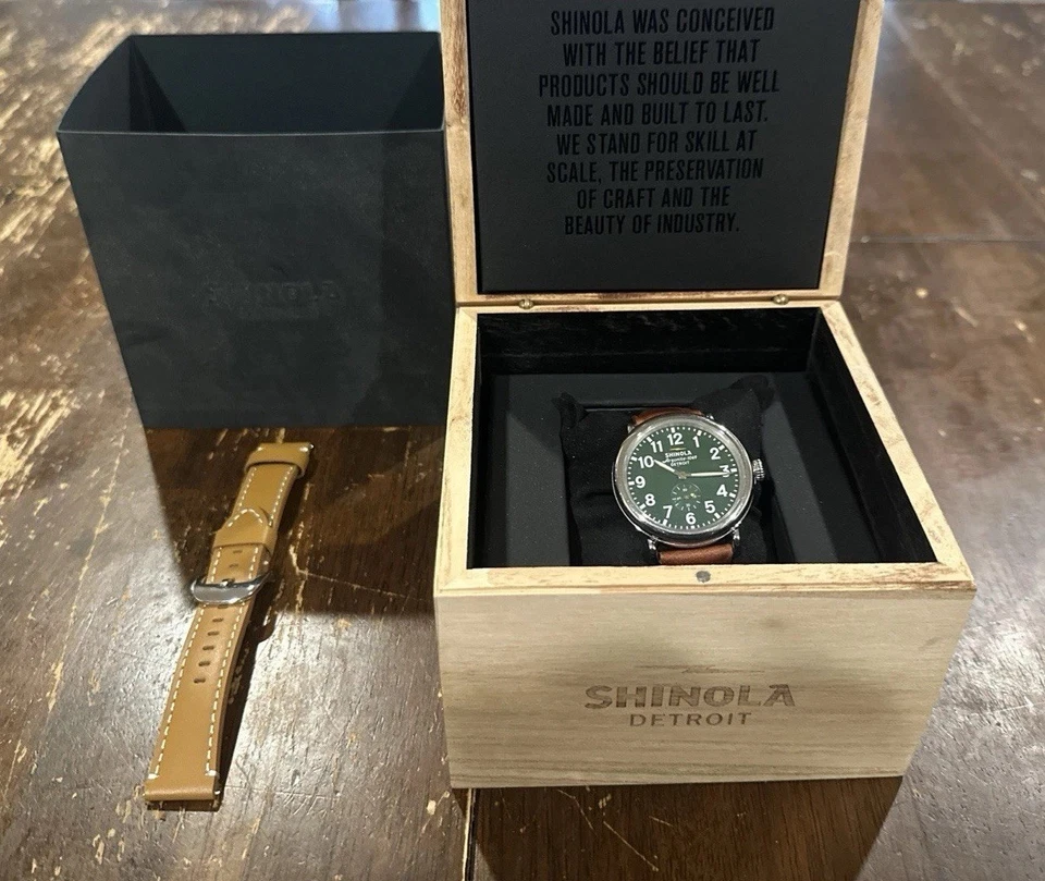 Nuevo reloj de cuarzo para hombre Shinola The Runwell esfera verde correa de cuero tostado 41 mm Foto 2 de 2