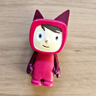 Kleine Spielzeugfigur/Actionfigur im pinken Katzenkostüm pink/lila
