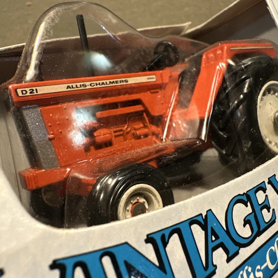 Vintage 1/43 Ertl Allis Chalmers D-21 tractor with the original box H18 - Image 4 of 4