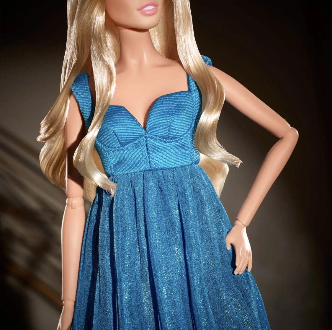 Barbie Topmodel Claudia Schiffer bambola in abito Versace in mano