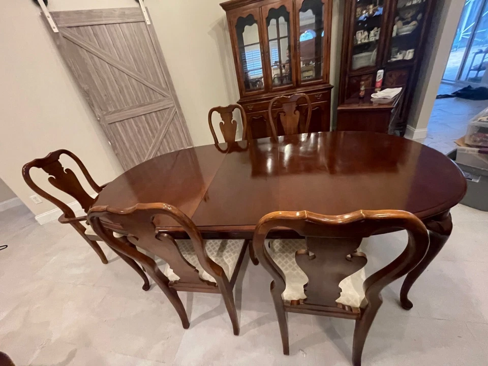 Vintage Thomasville Winston Court Dining Table, 6 Chairs, China Cabinet & Buffet - Image 2 of 4