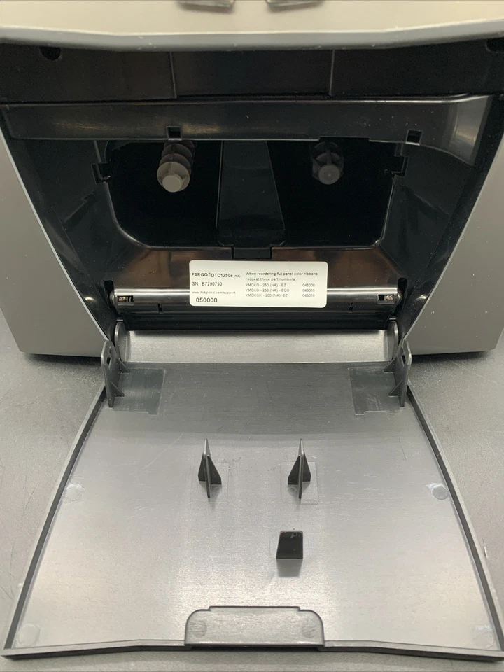 Impresora térmica de tarjetas de identificación de doble cara Fargo DTC1250e - 50100 - Usada Foto 3 de 4