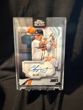 2026 TOPPS CHROME BLACK - CHIPPER JONES ON CARD AUTO #IVA-CJ IVORY /25