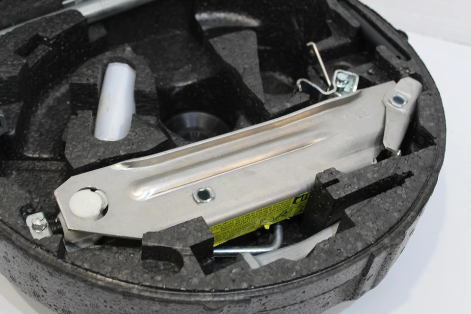 Seat Toledo 1M Spare Wheel Tool Kit Holder with Tools 8L3012109F - Image 4 of 4