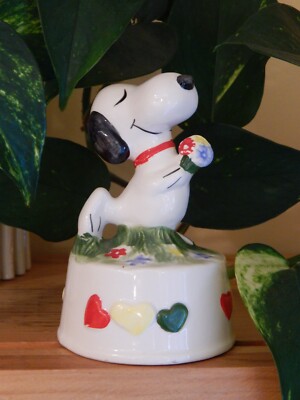 1960's Peanuts SNOOPY w/ Flower Bouquet Aviva Enterprises Wind Up