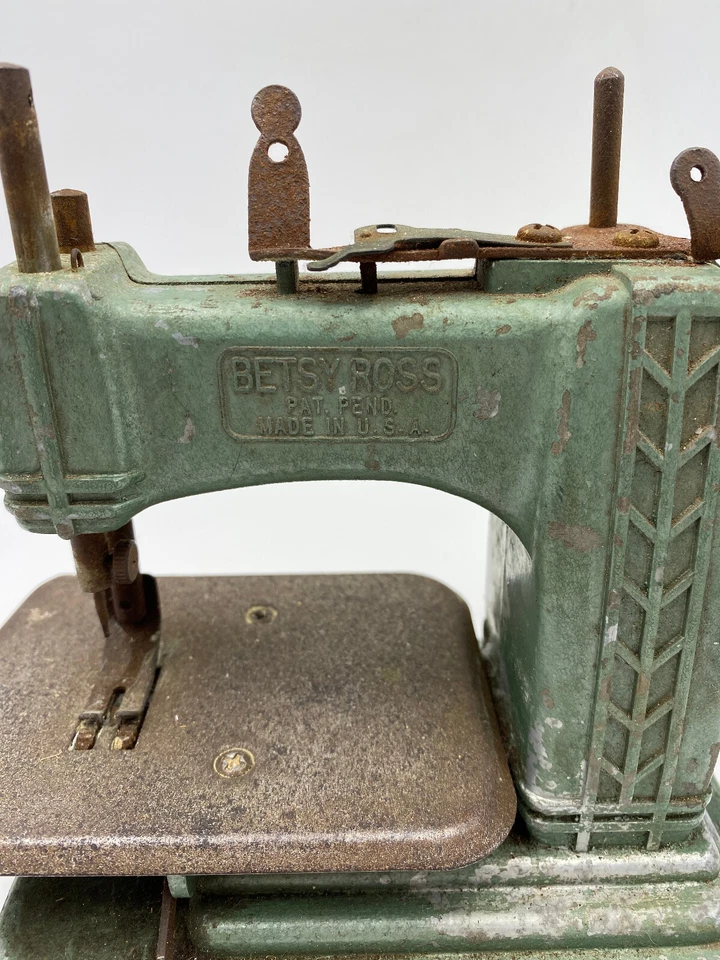 Máquina de coser vintage de metal en miniatura Betsy Ross como está Foto 4 de 4