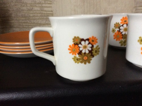 JOHNSON BROS VINTAGE CUPS + SAUCERS X 4- WHITE\ TERRACOTTA- FREEPOST UK - Picture 3 of 11