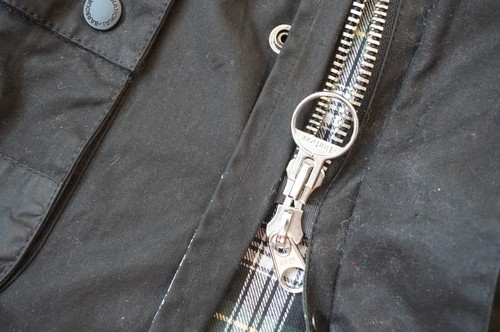 COMO NUEVA | CHAQUETA DE CERA INTERNACIONAL BARBOUR ICONOS $625 NEGRA XL X CINTURÓN GRANDE MOTO - Imagen 8 de 16