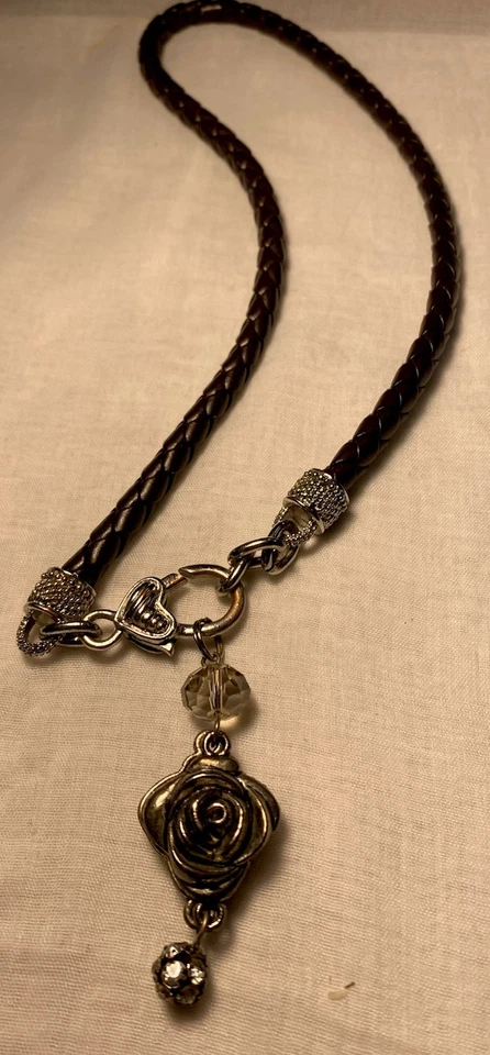 Collar Colgante Flor Trenzada Brighton Tono Plata y Cuero Negro 11’’ Foto 4 de 4