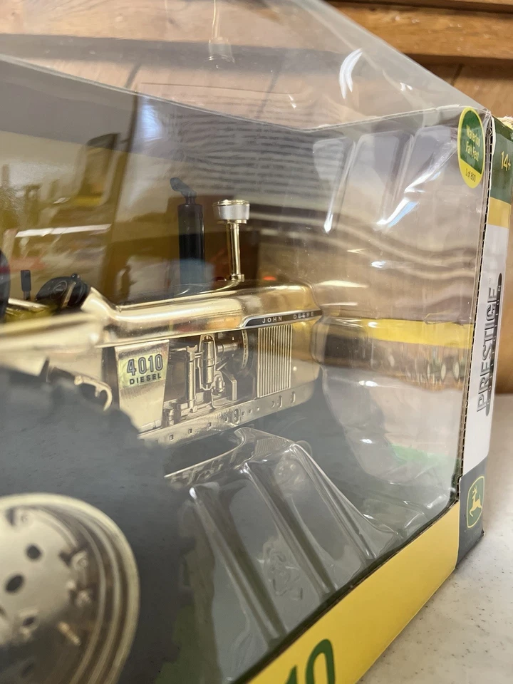 Tractor diésel John Deere 4010 1960 1/16 frente estrecho Prestige dorado 1 de 800 Foto 4 de 4