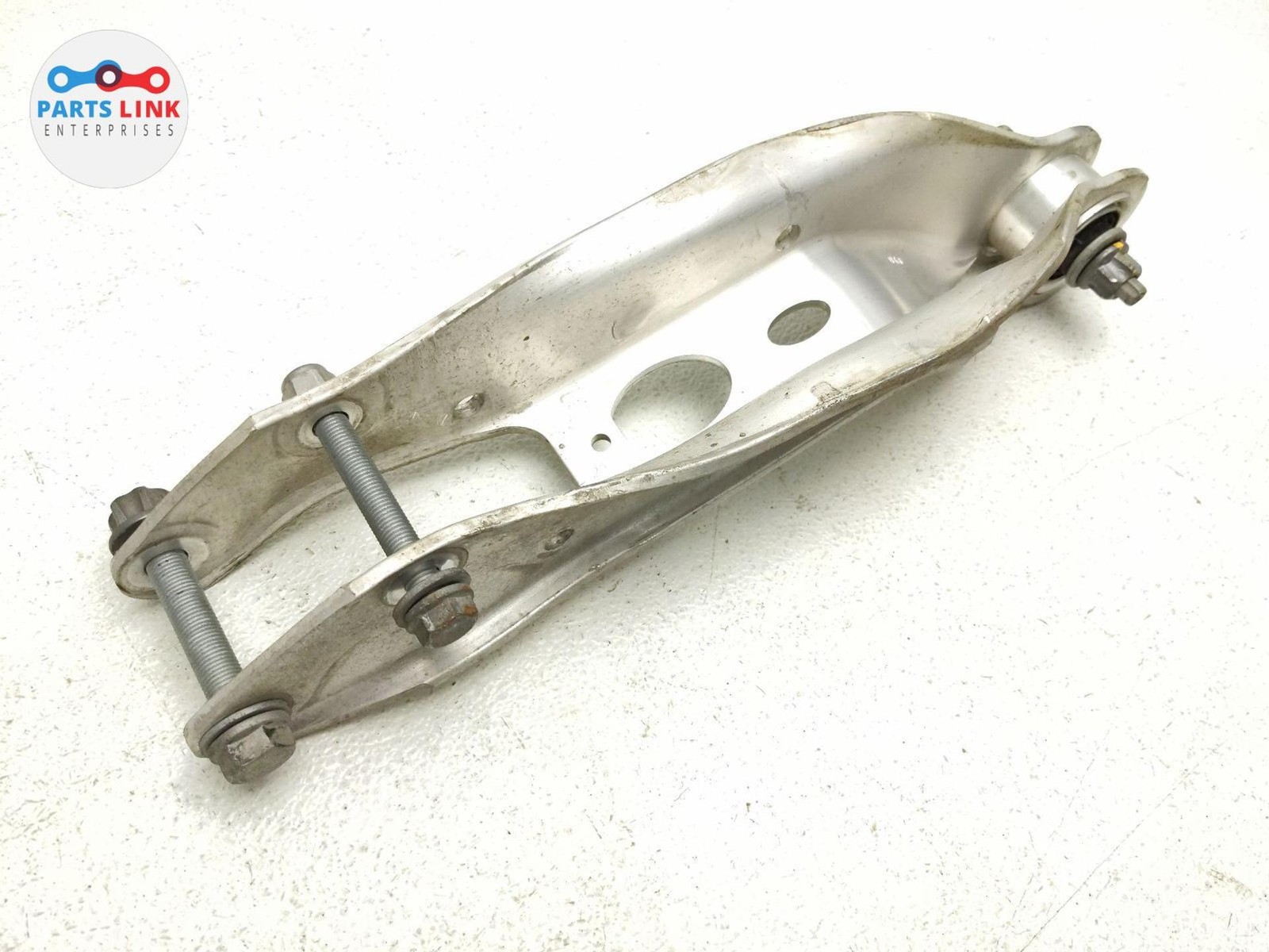 2016-20 BENTLEY BENTAYGA REAR RIGHT LOWER CONTROL ARM STRUT SEAT COVER ASSY 3K