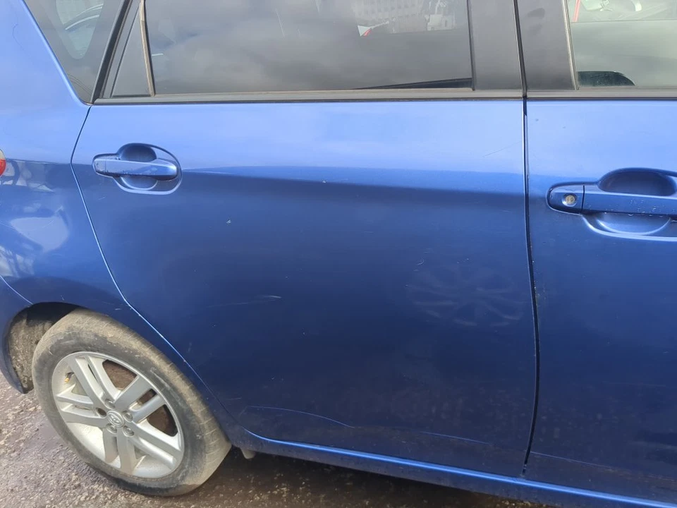 TOYOTA VERSO-S 2010-2016 LADO DEL CONDUCTOR PUERTA TRASERA CARCASA AZUL - Imagen 4 de 4