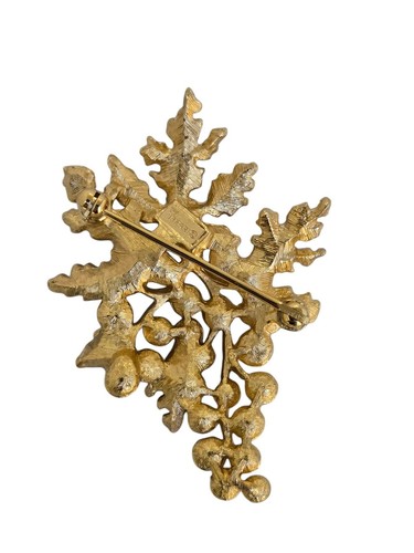 Trifari Vintage Gold Tone Faux Pearl Grape Bunch Brooch - Picture 7 of 7