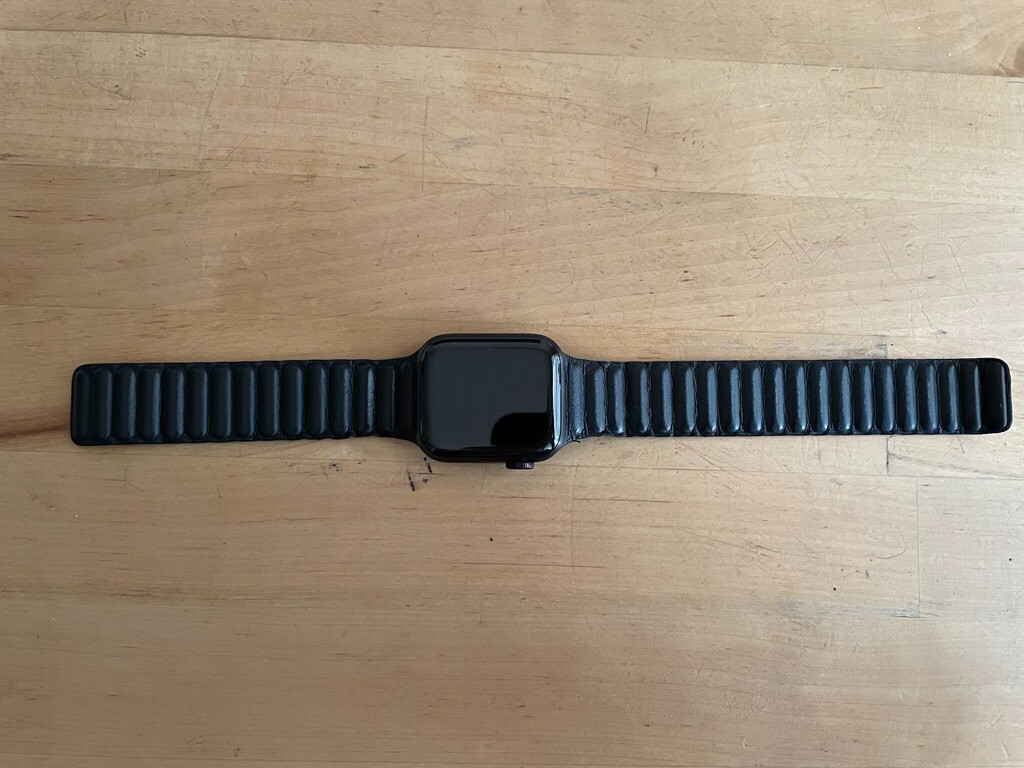 Apple Watch Series 6 40mm Space Black Titanium with Extended Apple Watch Series 6 40mm Space Black Titanium with Extended