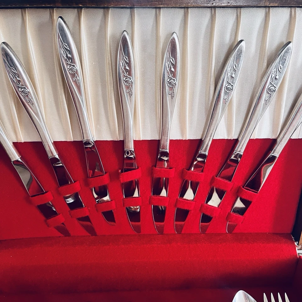 Oneida Community Morning Rose Silverplate flatware Set - 35 Piece - Service 8 - Image 2 of 4